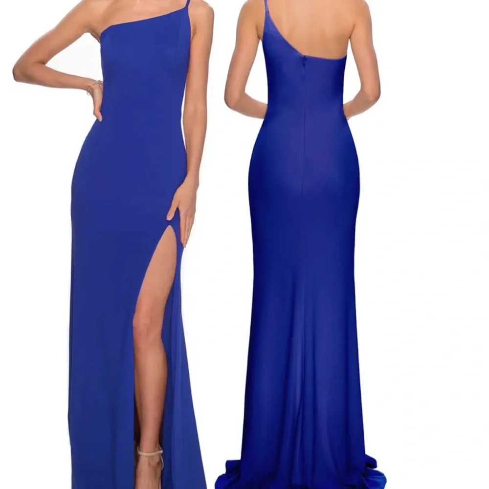 NWOT La Femme cobalt blue one shoulder gown